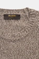 Nahaufnahme des Moorer Rundhalspullover 'Frankie' braun/weiß meliert mit Rundhalsausschnitt, feinem Strickbild und flexiblem Rippbündchen, gefertigt aus Cashmere und Seide im Melange-Look, fotografiert von oben.