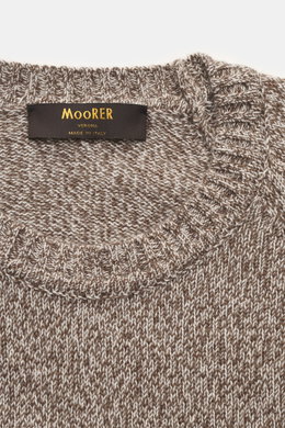Nahaufnahme des Moorer Rundhalspullover 'Frankie' braun/weiß meliert mit Rundhalsausschnitt, feinem Strickbild und flexiblem Rippbündchen, gefertigt aus Cashmere und Seide im Melange-Look, fotografiert von oben.