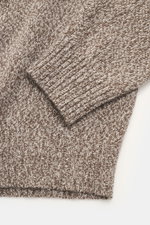 Nahaufnahme des braun/weiß melierten Moorer Rundhalspullover 'Frankie' Ärmels mit feinem Strickbild, Rippbündchen, Regular Fit, Cashmere-Seide-Mix.