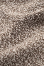 Nahaufnahme des fein gestrickten Moorer Rundhalspullover 'Frankie' braun/weiß meliert im Melange-Look aus Cashmere und Seide.
