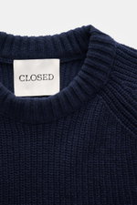 Close-up des Closed Rundhalspullover navy aus edlem Wollstrick in klassischem Patentstrick, mit Rundhalsausschnitt und Rippbündchen.