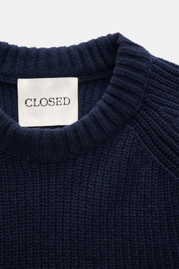 Close-up des Closed Rundhalspullover navy aus edlem Wollstrick in klassischem Patentstrick, mit Rundhalsausschnitt und Rippbündchen.