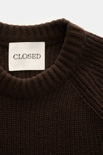 Nahaufnahme eines Closed Rundhalspullover dunkelbraun aus edlem Wollstrick mit klassischem Patentstrick, Rundhalsausschnitt und Rippbündchen.