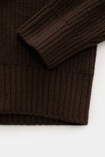 Nahaufnahme des dunkelbraunen Closed Rundhalspullover aus edlem Wollstrick mit schwerem Patentstrick, Raglanärmel und Rippbündchen.