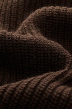 Nahaufnahme des Closed Rundhalspullover dunkelbraun aus edlem Wollstrick mit klassischem Patentstrick, leicht griffig, schweres Strickbild.