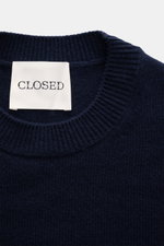 Nahaufnahme des Closed Rundhalspullover navy mit Rundhalsausschnitt und Rippbündchen, mittelfeinem Strickbild aus reiner Wolle, Regular Fit, weicher Griff.