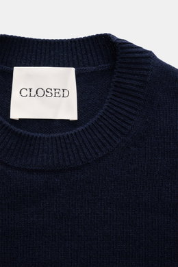 Nahaufnahme des Closed Rundhalspullover navy mit Rundhalsausschnitt und Rippbündchen, mittelfeinem Strickbild aus reiner Wolle, Regular Fit, weicher Griff.