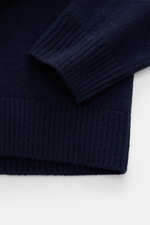 Nahaufnahme des Closed Rundhalspullover navy aus weichem, mittelfeinem Wollstrick mit Rippbündchen, fotografiert von oben.

Beschreibung: <p>Souveräne Lässigkeit: Der Pullover von CLOSED aus edlem Wollstrick wird zum vielseitigen Begleiter für stilvolle H