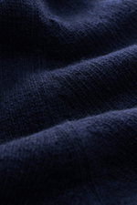 Nahaufnahme des Closed Rundhalspullover navy aus reiner Wolle mit mittelfeinem Strickbild, weichem Griff und Rippbündchen, fotografiert aus Detailperspektive.