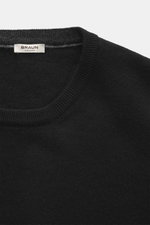 Nahaufnahme des schwarzen BRAUN Hamburg Cashmere Rundhalspullover Slim Fit mit feinem Strick, Rundhalsausschnitt und flexiblem Rippbündchen, fotografiert von oben.