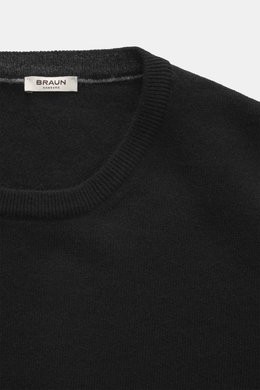 Nahaufnahme des schwarzen BRAUN Hamburg Cashmere Rundhalspullover Slim Fit mit feinem Strick, Rundhalsausschnitt und flexiblem Rippbündchen, fotografiert von oben.