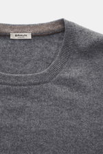 BRAUN Hamburg Cashmere Rundhalspullover dunkelgrau meliert, Slim Fit, feines Strickbild, Rundhalsausschnitt und flexible Rippbündchen, Detailaufnahme von oben, reiner Cashmere, sehr weicher Griff, Made in Italy.