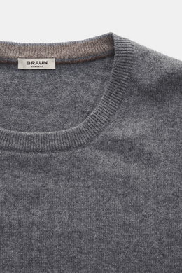 BRAUN Hamburg Cashmere Rundhalspullover dunkelgrau meliert, Slim Fit, feines Strickbild, Rundhalsausschnitt und flexible Rippbündchen, Detailaufnahme von oben, reiner Cashmere, sehr weicher Griff, Made in Italy.