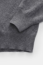 BRAUN Hamburg Cashmere Rundhalspullover dunkelgrau meliert, Detailaufnahme von Ärmel und Bund, Slim Fit, reiner Cashmere, weicher Griff, feines Strickbild.
