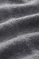 Nahaufnahme des feinen Strickbilds vom BRAUN Hamburg Cashmere Rundhalspullover dunkelgrau meliert, weicher Griff, reine Qualität, Made in Italy.