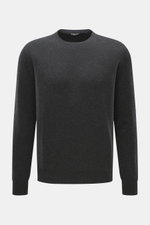 Frontale Nahaufnahme des BRAUN Hamburg Cashmere Rundhalspullover anthrazit meliert mit Slim Fit, feinem Strick, Rundhalsausschnitt und flexiblen Rippbündchen aus reinem Cashmere, Made in Italy.