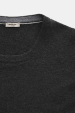 Nahaufnahme des Rundhalsausschnitts vom BRAUN Hamburg Cashmere Rundhalspullover anthrazit meliert, feiner Strick aus reinem Cashmere mit weichem Griff, Slim Fit, flexible Rippbündchen, Made in Italy, fotografiert von oben.