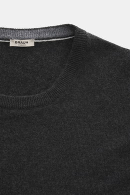 Nahaufnahme des Rundhalsausschnitts vom BRAUN Hamburg Cashmere Rundhalspullover anthrazit meliert, feiner Strick aus reinem Cashmere mit weichem Griff, Slim Fit, flexible Rippbündchen, Made in Italy, fotografiert von oben.
