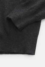 BRAUN Hamburg Cashmere Rundhalspullover anthrazit meliert, Detailaufnahme von Ärmel und Saum, feiner Strick, Slim Fit, reiner Cashmere, weicher Griff, Made in Italy.