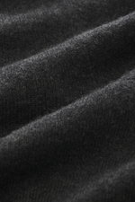 Nahaufnahme des feinen Strickbilds und der weichen Oberfläche des BRAUN Hamburg Cashmere Rundhalspullover anthrazit meliert, fotografiert aus seitlicher Perspektive, aus reinem Cashmere, Slim Fit, mit Rundhalsausschnitt und flexiblen Rippbündchen, Made in