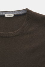 Nahaufnahme des dunkelbraunen BRAUN Hamburg Cashmere Rundhalspullover Slim Fit mit feinem Strick, Rundhalsausschnitt und flexiblem Rippbündchen, von oben fotografiert.
