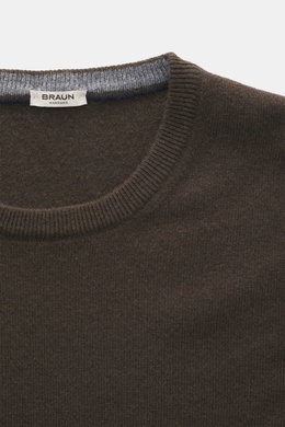 Nahaufnahme des dunkelbraunen BRAUN Hamburg Cashmere Rundhalspullover Slim Fit mit feinem Strick, Rundhalsausschnitt und flexiblem Rippbündchen, von oben fotografiert.