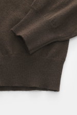BRAUN Hamburg Cashmere Rundhalspullover dunkelbraun, Detailfoto von Ärmel und Bund, feines Strickbild, weicher Griff, Slim Fit, Made in Italy.