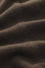 Nahaufnahme des feinen Strickbilds und der weichen Oberfläche des dunkelbraunen BRAUN Hamburg Cashmere Rundhalspullover aus reinem Cashmere, fotografiert aus schräger Perspektive.