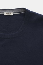 Nahaufnahme des navyfarbenen BRAUN Hamburg Cashmere Rundhalspullover mit feinem Strick, Rundhalsausschnitt und flexiblem Rippbündchen, Slim Fit, Made in Italy.