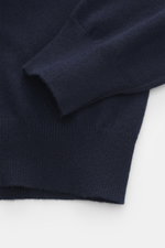 Nahaufnahme des Ärmelbündchens und Saums des BRAUN Hamburg Cashmere Rundhalspullover navy, feiner Cashmere, Slim Fit, Made in Italy.