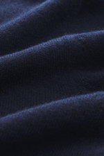 Nahaufnahme des feinen Strickbilds vom BRAUN Hamburg Cashmere Rundhalspullover navy, zeigt weiche, flexible Rippbündchen und Slim Fit aus reinem Cashmere.