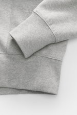 Nahaufnahme des Ärmelbündchens vom Polo Ralph Lauren Sweatshirt 'Polo Bear' grau meliert, weicher Baumwoll-Microfaser-Mix, Oversized Fit.