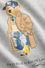 Polo Ralph Lauren Sweatshirt 'Polo Bear' grau meliert, Nahaufnahme von vorne auf dem Sweatshirt mit Bären-Motiv, weicher Griff, Rippbündchen, Rundhalsausschnitt.