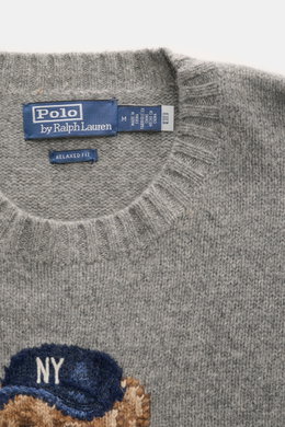 Graue Nahaufnahme des Polo Ralph Lauren Rundhalspullover grau meliert mit weichem Wolle-Cashmere-Mix, Rippbündchen und Polo-Bear-Intarsie.
