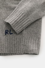 Nahaufnahme des Polo Ralph Lauren Rundhalspullover grau meliert, Fokus auf weichen, mittelfeinen Strick mit Rippbündchen und Initial-Stitching.