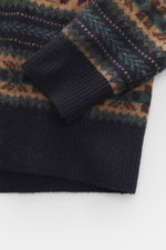 Nahaufnahme des Polo Ralph Lauren Rundhalspullover navy/multicolor gemustert im Intarsien-Strick, weiche Wolle, elastische Rippbündchen, von oben fotografiert.