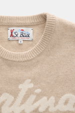 Nahaufnahme von MC2 Saint Barth Rundhals-Pullover 'Heron' beige/multicolor, fotografiert von schräg oben, mit Rundhalsausschnitt, weichem Griff, Slim Fit, mittelfeinem Strickbild, aufwändigem Intarsienstrick, Ärmelabschluss mit Logo-Stitching, komfortable