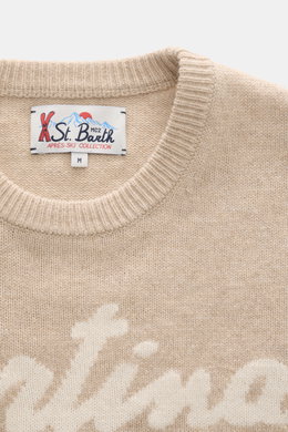 Nahaufnahme von MC2 Saint Barth Rundhals-Pullover 'Heron' beige/multicolor, fotografiert von schräg oben, mit Rundhalsausschnitt, weichem Griff, Slim Fit, mittelfeinem Strickbild, aufwändigem Intarsienstrick, Ärmelabschluss mit Logo-Stitching, komfortable