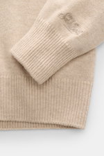 Nahaufnahme des MC2 Saint Barth Rundhals-Pullovers 'Heron' beige/multicolor von unten rechts mit weichem Griff, mittelfeinem Strickbild, Slim Fit, Rippbündchen und Logo-Stitching am Ärmelabschluss, gefertigt aus Cashmere, Wolle, Viskose und Microfaser mit
