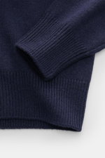 Nahaufnahme des MC2 Saint Barth Rundhals-Pullovers 'Heron' navy/multicolor, Perspektive auf Ärmel und Bund, Mix aus Cashmere, Wolle, Viskose und Microfaser, weicher Griff, mittelfeines Strickbild, aufwändiger Intarsienstrick, Slim Fit, Rundhalsausschnitt,