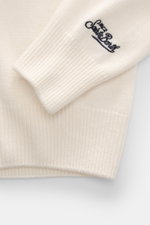 MC2 Saint Barth Rundhals-Pullover 'Heron' creme, Nahaufnahme von Ärmel mit Logo-Stitching, weicher Griff, mittelfeines Strickbild, Slim Fit, Rippbündchen, Mix aus Cashmere, Wolle, Viskose, Microfaser.
