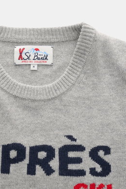 Nahaufnahme aus schräger Draufsicht des MC2 Saint Barth Rundhals-Pullover 'Heron' hellgrau/multicolor mit weichem Griff, Slim Fit, mittelfeinem Strickbild, Rippbündchen, Logo-Stitching, Snoopy-Intarsienstrick, Mix aus Cashmere, Wolle, Viskose und Microfas