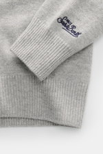 MC2 Saint Barth Rundhals-Pullover 'Heron' hellgrau/multicolor, Nahaufnahme Ärmel mit Logo-Stitching, weicher Griff, mittelfeines Strickbild, Slim Fit, Rippbündchen, Mix aus Cashmere, Wolle, Viskose, Microfaser.