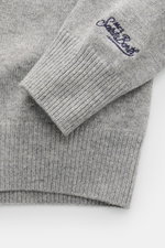 MC2 Saint Barth Rundhals-Pullover 'Heron' grau/multicolor, Detailfoto von schräg oben, weicher Griff, mittelfeines Strickbild, Intarsienstrick, Slim Fit, Rundhalsausschnitt, Ärmel mit Logo-Stitching, komfortable Rippbündchen, Mix aus Cashmere, Wolle, Visk