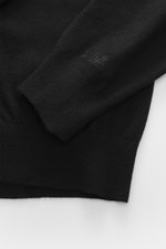 MC2 Saint Barth Rundhals-Pullover 'Heron' schwarz/multicolor, Detailaufnahme Ärmel mit Logo-Stitching, weicher Griff, mittelfeines Strickbild, Slim Fit, Rippbündchen, Mix aus Cashmere, Wolle, Viskose und Microfaser.