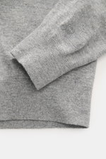 Nahaufnahme des MC2 Saint Barth Rundhals-Pullovers 'Heron Light' grau meliert, Detailansicht von Ärmel und Bund mit weichem Griff, feinem Strickbild, markantem Stitching, Slim Fit, Rundhalsausschnitt, Logo-Stitching am Ärmelabschluss und komfortablen Ripp