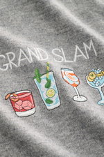 Nahaufnahme des MC2 Saint Barth Rundhals-Pullover 'Heron Light' grau meliert mit feinem Strickbild, weichem Griff, markantem Stitching, Slim Fit und Rippbündchen.