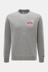 MC2 Saint Barth Rundhals-Pullover "Heron Light" grau meliert, frontal von oben, Mix aus Cashmere, Wolle, Viskose, Microfaser, weicher Griff, feines Strickbild, markantes Stitching Brust, Slim Fit, Rundhalsausschnitt, Ärmelabschluss mit Logo-Stitching, kom