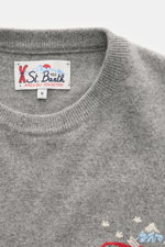 MC2 Saint Barth Rundhals-Pullover 'Heron Light' grau meliert, Nahaufnahme von oben, Mix aus Cashmere, Wolle, Viskose, Microfaser, weicher Griff, feines Strickbild, markantes Stitching auf Brust, Slim Fit, Rundhalsausschnitt, Ärmel mit Logo-Stitching, komf