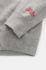 MC2 Saint Barth Rundhals-Pullover 'Heron Light' grau meliert, Detailaufnahme von Ärmel mit rotem Logo-Stitching, weicher Griff, feines Strickbild, Slim Fit, Rippbündchen, Mix aus Cashmere, Wolle, Viskose und Microfaser.